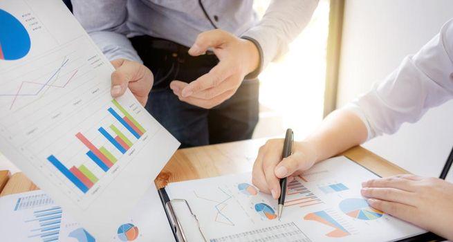 Jumbo Interactive (ASX:JIN) Under Pressure as Investors Weigh Regulation Against Growth