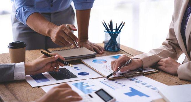 AGL Energy (ASX:AGL) Stock Falls 5.55% on Energy Market Concerns: Cost Cuts and Dividend in Focus