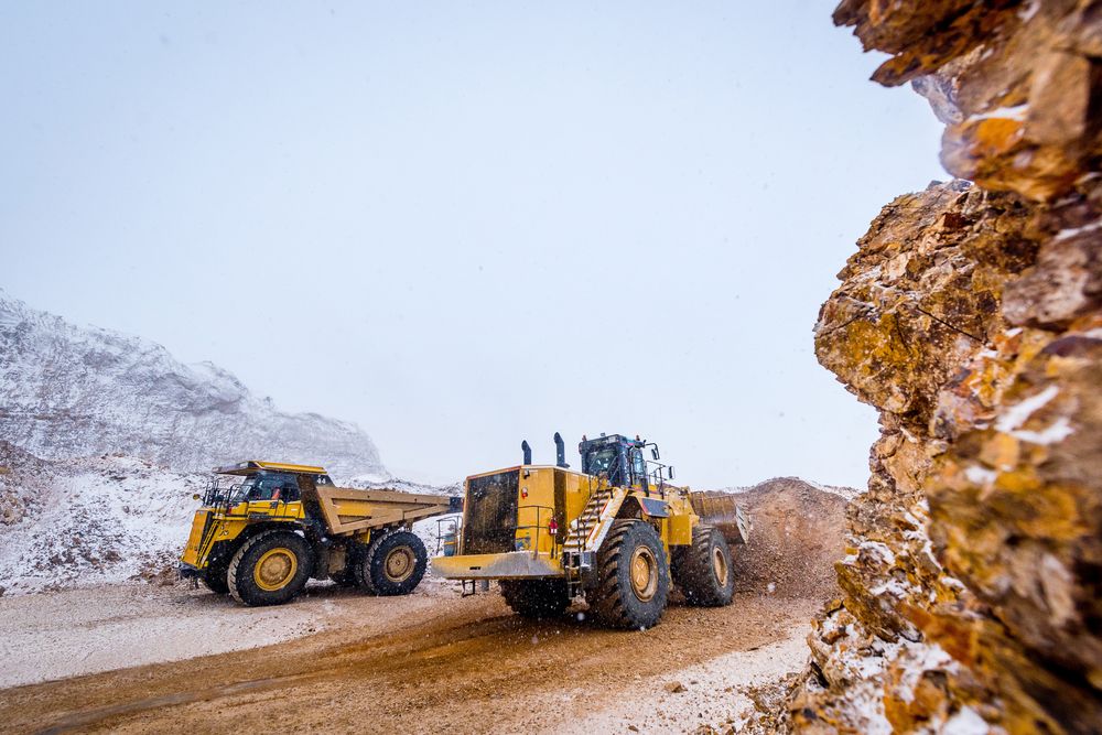 2 Gold Stocks Advancing in Contrast to the ASX – SAR, EVN