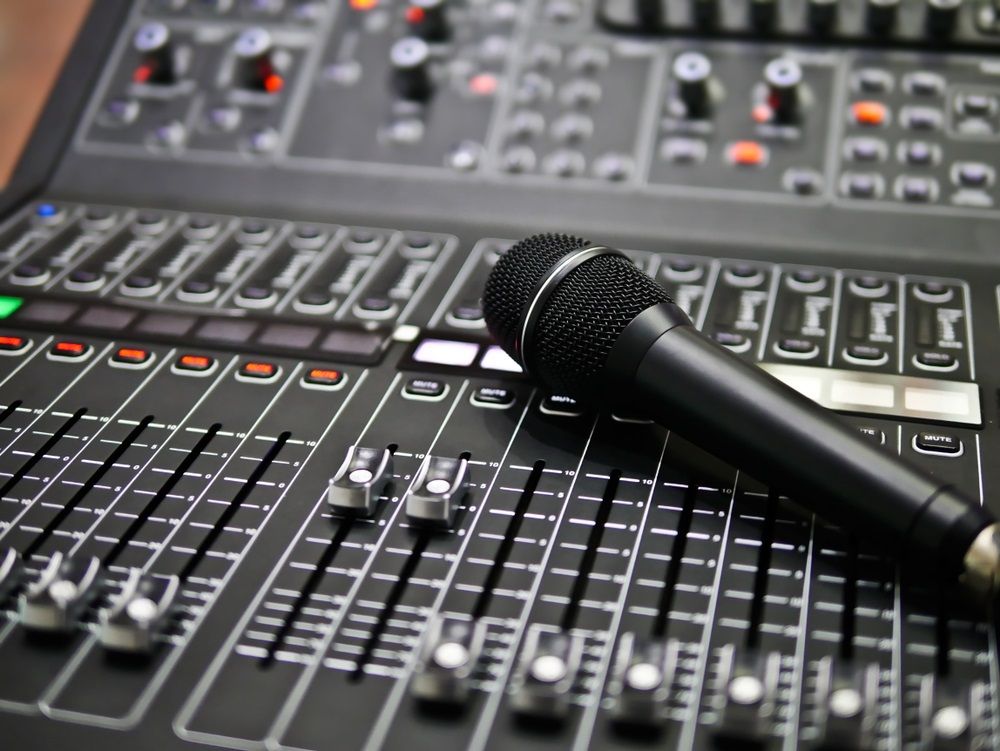 Fundamental Insights on these Communication Services Stocks- SXL, ST1