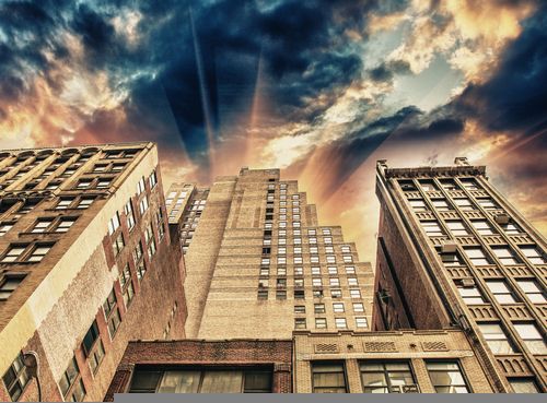 How are Investors Perceiving this Real Estate Investment Trust Stock – CMW?