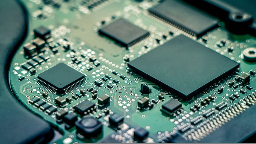 How is this Technology Stock Performing Amidst Challenges – DTZ?