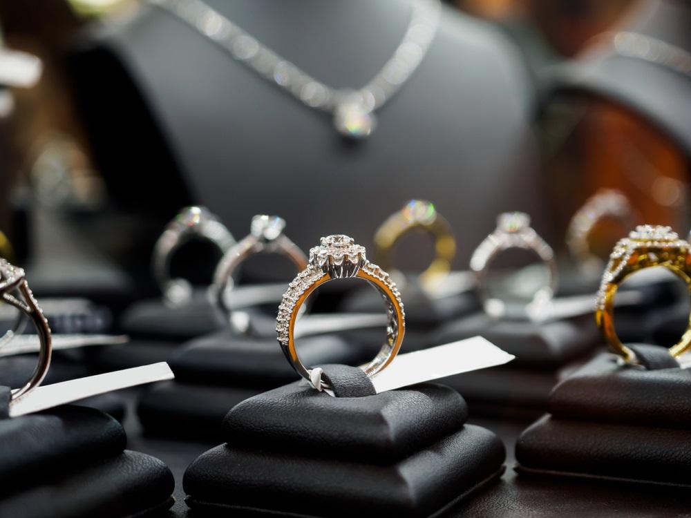 One Jewellery Chain Company Approaching the Overbought Zone - LOV